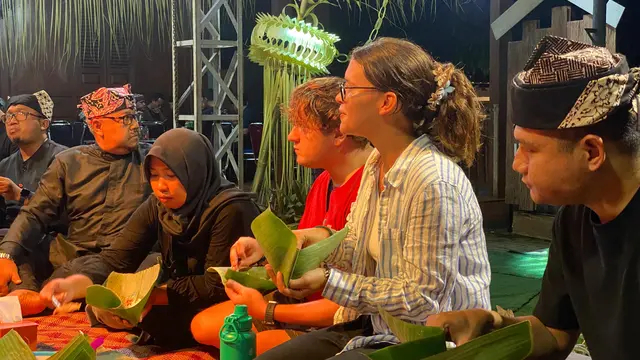 Sejumlah turis asing juga mengikuti tradisi tumpeng sewu di desa adat kemiren (Istimewa)