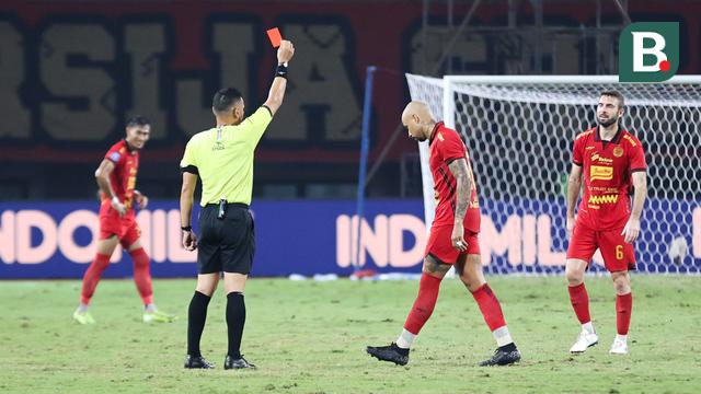 Kartu merah Gustavo Almeida saat Persija Jakarta vs Arema FC di BRI Liga 1 2024/2025