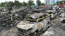 Sejumlah mobil terlihat hangus dalam kebakaran yang lapak kayu di kawasan Rawa Buaya, Jakarta Barat, Rabu (4/1). Banyak warga yang terlihat mengumpulkan apa yang bisa diambil dari sisa puing bangunan itu. (Liputan6.com/Angga Yuniar)