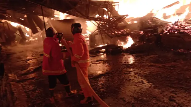 Pemadaman kebakaran pabrik kayu di Majenang, Cilacap, Jawa Tengah. (Foto: Liputan6.com/Damkar CLP/Muhamad Ridlo)