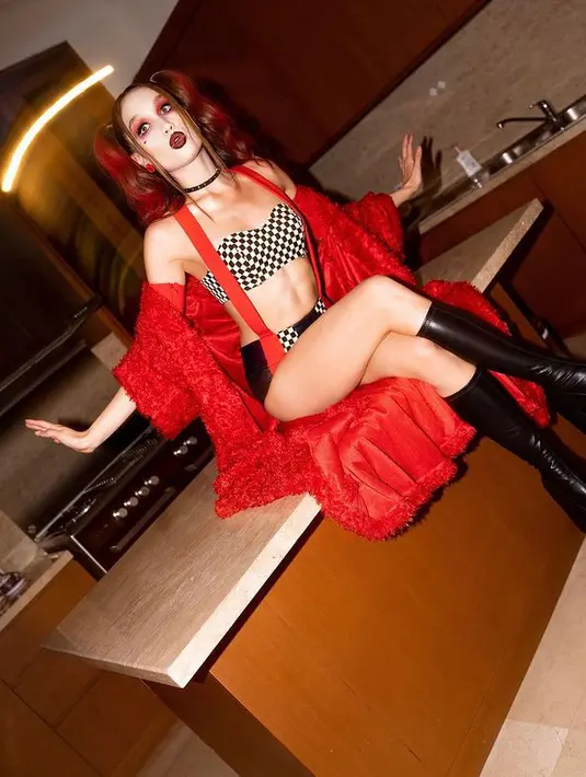 Melengkapi penampilannya, Cinta Laura mengenakan bathrobe berbulu dengan warna merah [instagram/claurakiehl]