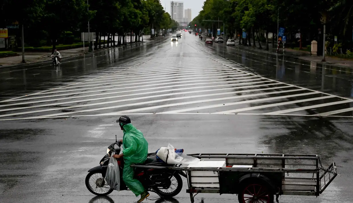 Untuk diketahui, Topan Kajiki menjadi yang kelima yang melanda Vietnam sepanjang tahun ini. Dan saat ini berada di laut, menerjang Teluk Tonkin dengan gelombang setinggi hingga 9,5 meter atau sekitar 31 kaki. (Nhac NGUYEN/AFP)
