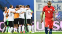 Gelandang Chile, Arturo Vidal, tampak kecewa usai gagal merebut Piala Konfederasi 2017 di Stadion Saint Petersburg, Rusia, Minggu (3/7/2017). Jerman menang 1-0 atas Cile. (EPA/Georgi Licovski)