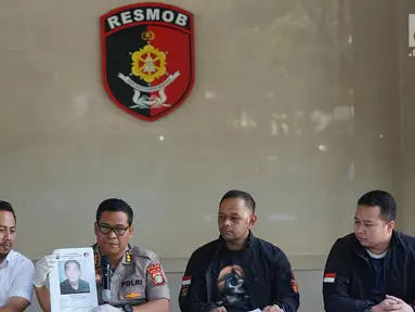 Kabid Humas Polda Metro Jaya Kombes Argo Yuwono (kedua kiri) menunjukkan foto tersangka kasus pencurian kendaraan bermotor di Polda Metro Jaya, Jakarta, Kamis (4/7). Polisi menembak mati salah seorang tersangka. (Liputan6.com/Immanuel Antonius)