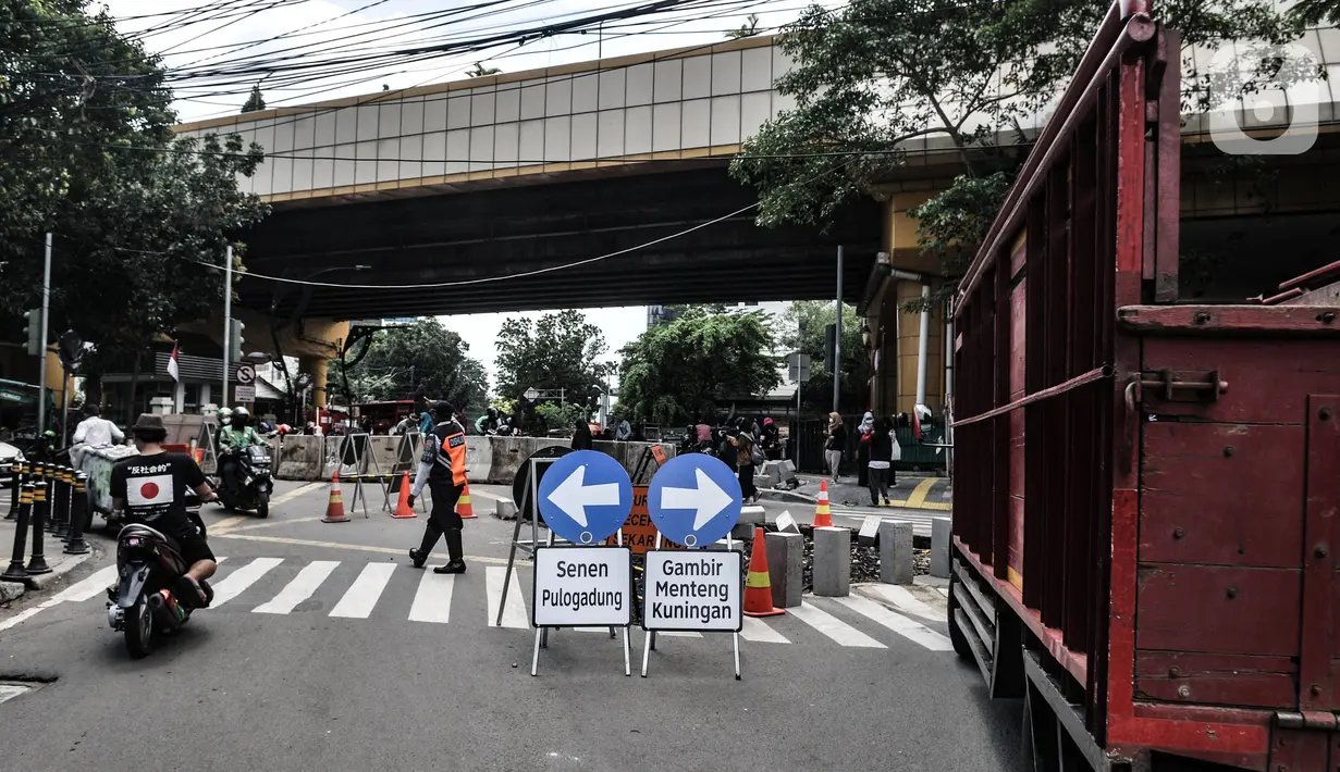 Petugas Dishub DKI Jakarta mengatur lalu lintas kendaraan saat uji coba penerapan sistem satu arah di Gondangdia, Jakarta Pusat, Kamis (8/4/2021). Uji coba yang berlangsung mulai 8-21 April mendatang merupakan bagian dari penataan kawasan Stasiun Gondangdia. (merdeka.com/Iqbal S. Nugroho)