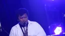 Iringan musik dari Anthopology bersama Fariz RM sedikit menampilkan atraksi solo dari pemain drum, perkusi, saxophone, bass dan tentu solo performance dari sang maestro, Fariz RM. (Andy Masela/Bintang.com)