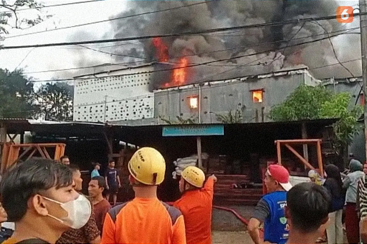 Kebakaran Gudang Plastik Maros (Liputan6.com/Fauzan)