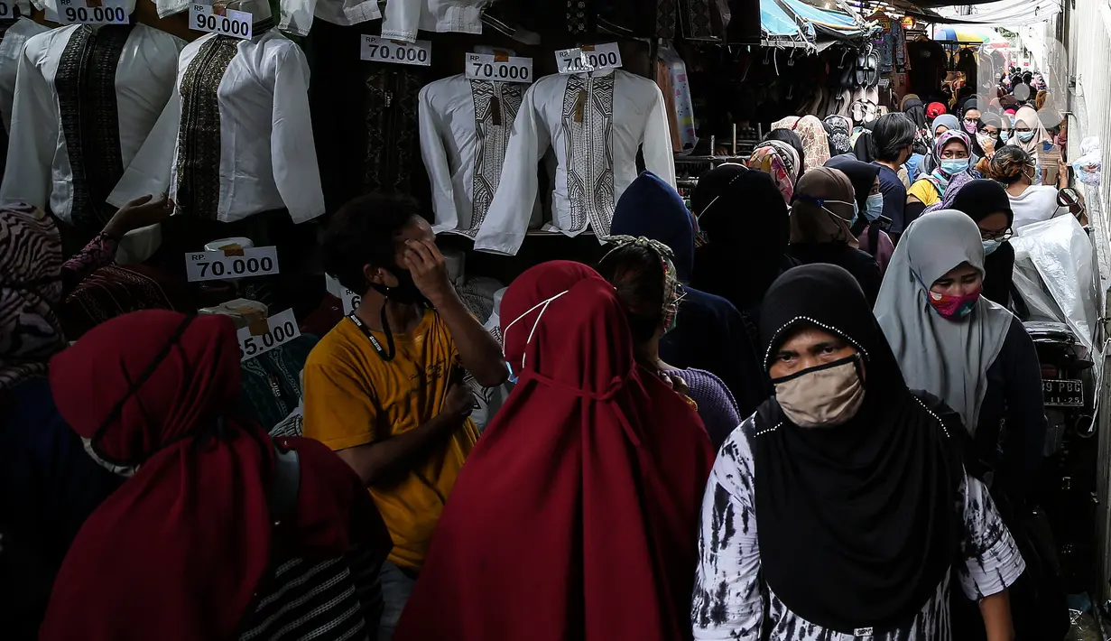Warga memadati kawasan Pasar Tanah Abang, Jakarta Pusat, Minggu (2/5/2021). Pusat Grosir Pasar Tanah Abang ramai didatangi pengunjung yang berbelanja menjelang Lebaran dengan berdesak-desakan tanpa jaga jarak. (Liputan6.com/Johan Tallo)