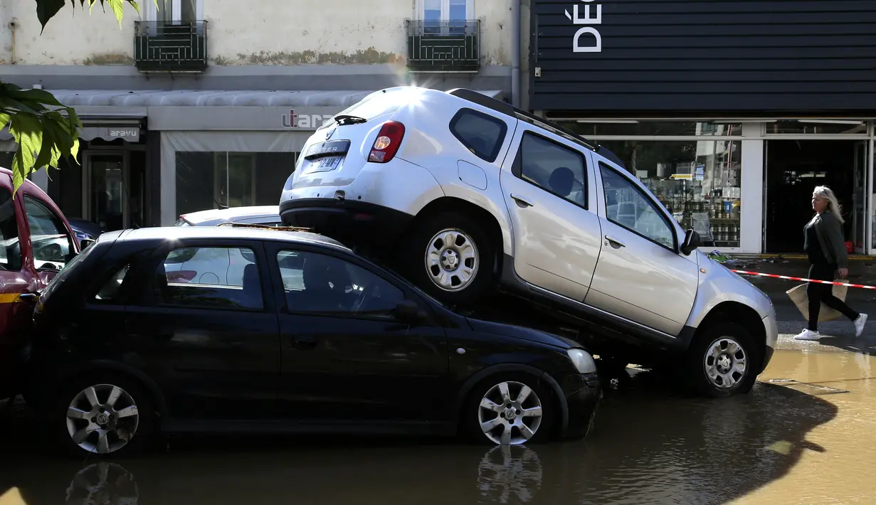 Sejumlah mobil yang tersapu akibat banjir yang melanda Kota Ajaccio di Prancis (11/6/2020). Banjir yang disebabkan oleh hujan lebat pada tengah hari itu telah menghanyutkan sejumlah kendaraan di Kota Ajaccio. (AFP/Pascal POCHARD-CASABIANCA)