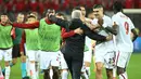 Sejumlah pemain AS Roma merayakan kemenangan bersama pelatih Jose Mourinho saat timnya berhasil menang atas Bayer Leverkusen pada laga semifinal Liga Europa di Leverkusen, Jerman, 18 Mei 2023. (AFP/Ina Fassbender)