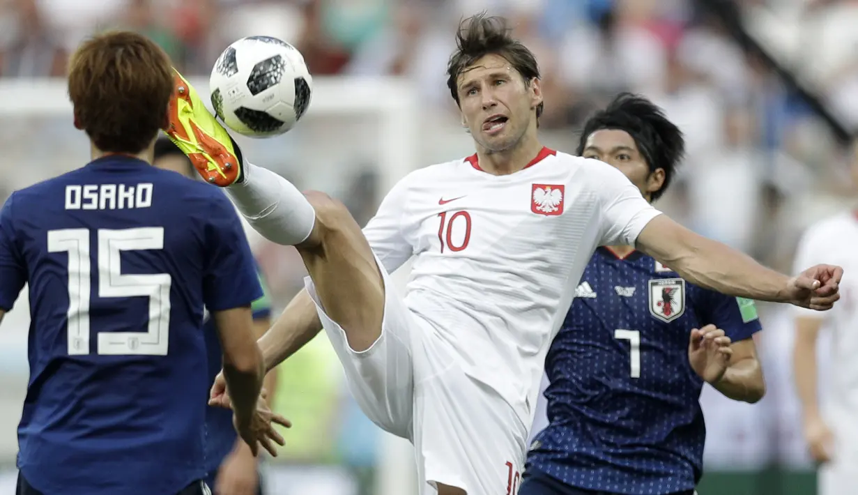 Aksi pemain Polandia, Grzegorz Krychowiak (tengah) menghalau bola dari kejaran pemain Jepang pada laga terakhir grup H di Volgograd Arena, Volgograd, Rusia (28/6/2018). Jepang kalah 0-1 dari Polandia. (AP/Andrew Medichini)