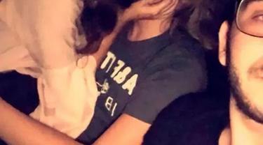 Foto Viral Cowok Ini Selfie Di Samping Pacarnya Yang Lagi Ciuman Dengan Selingkuhannya Lifestyle Fimela Com