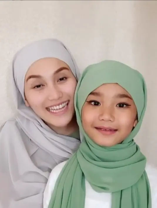 Artis yang kini dikabarkan dekat dengan Boy William memang sering abadikan momen bersama sang putri. Termasuk momen kekompakan pakai hijab yang membuat keduanya semakin menawan. Foto ini pun banjir pujian dengan menyebut keduanya memesona. (Liputan6.com/IG/ayutingting92)