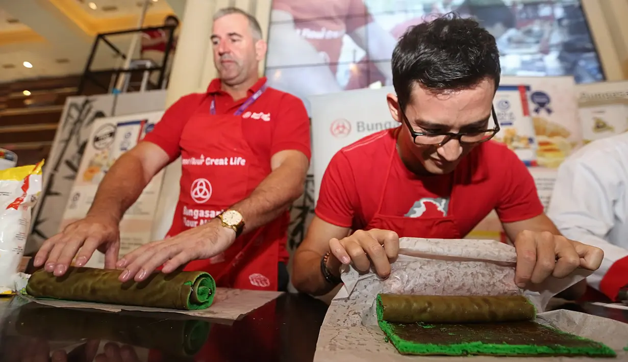 Pengalaman berbeda saat terlibat dalam mengolah makanan di pameran SIAL Interfood 2107, Jiexpo, Kemayoran, Jakarta, Sabtu (25/11/2017).  Kedatangannya, membuat kue tiger pandan roll dibantu chef Pujo dan chef Alif. (Bambang E Ros/Bintang.com)