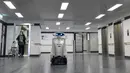 Robot pembersih 'Franzi' membersihkan area pintu masuk rumah sakit di Munich Neuperlach, Jerman selatan pada 12 Februari 2021. Robot pembersih Franzi selalu memastikan lantai bersih di rumah sakit Munich tempatnya bekerja. (Photo by Christof STACHE / AFP)