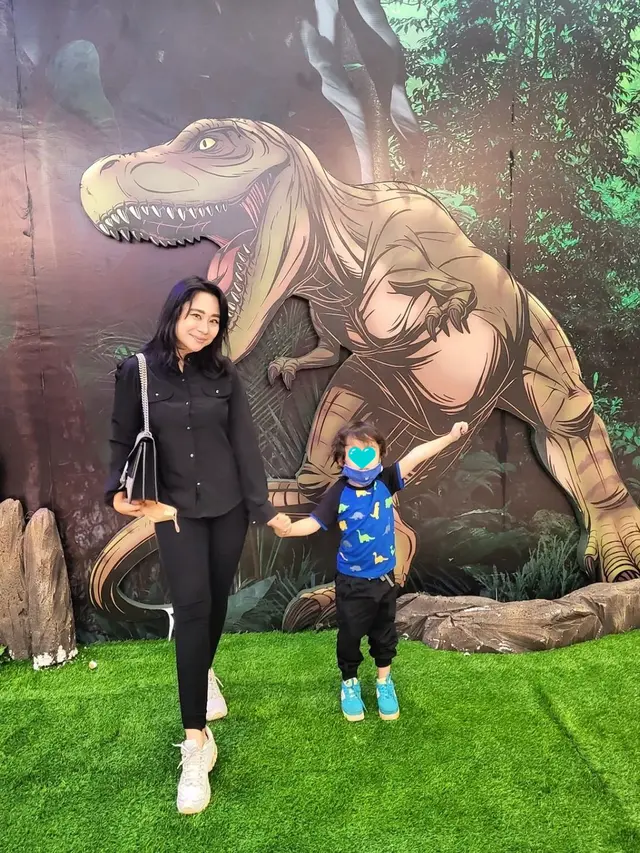 6 Potret Kebersamaan Chikita Meidy dan Anaknya yang Didiagnosis Kawasaki Disease