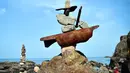 Salah satu karya seni dari susunan batu yang dibangun dalam Kejuaraan Menumpuk Batu Eropa 2019 di Dunbar, Skotlandia, Minggu (21/4). Lomba menyusun batu terbagi empat kategor, termasuk keseimbangan batu terbanyak, tiga menit melawan waktu dan tumpukan batu artistik. (Andy Buchanan / AFP)