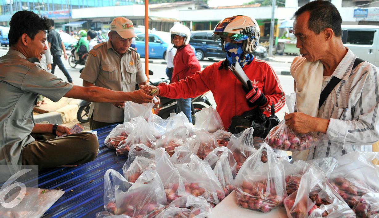 Warga berdatangan untuk membeli bawang merah, Jakarta, Kamis (26/5/2016). Kementerian Pertanian menggelar pasar murah di kawasan Pasar Minggu, Jaksel. (Liputan6.com/Yoppy Renato)