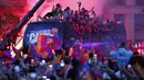 <p>Para pemain Barcelona melakukan selebrasi di atas bus saat parade perayaan kemenangan Liga Spanyol di Barcelona, Spanyol, Senin (15/5/2023). (AP Photo/Joan Monfort)</p>