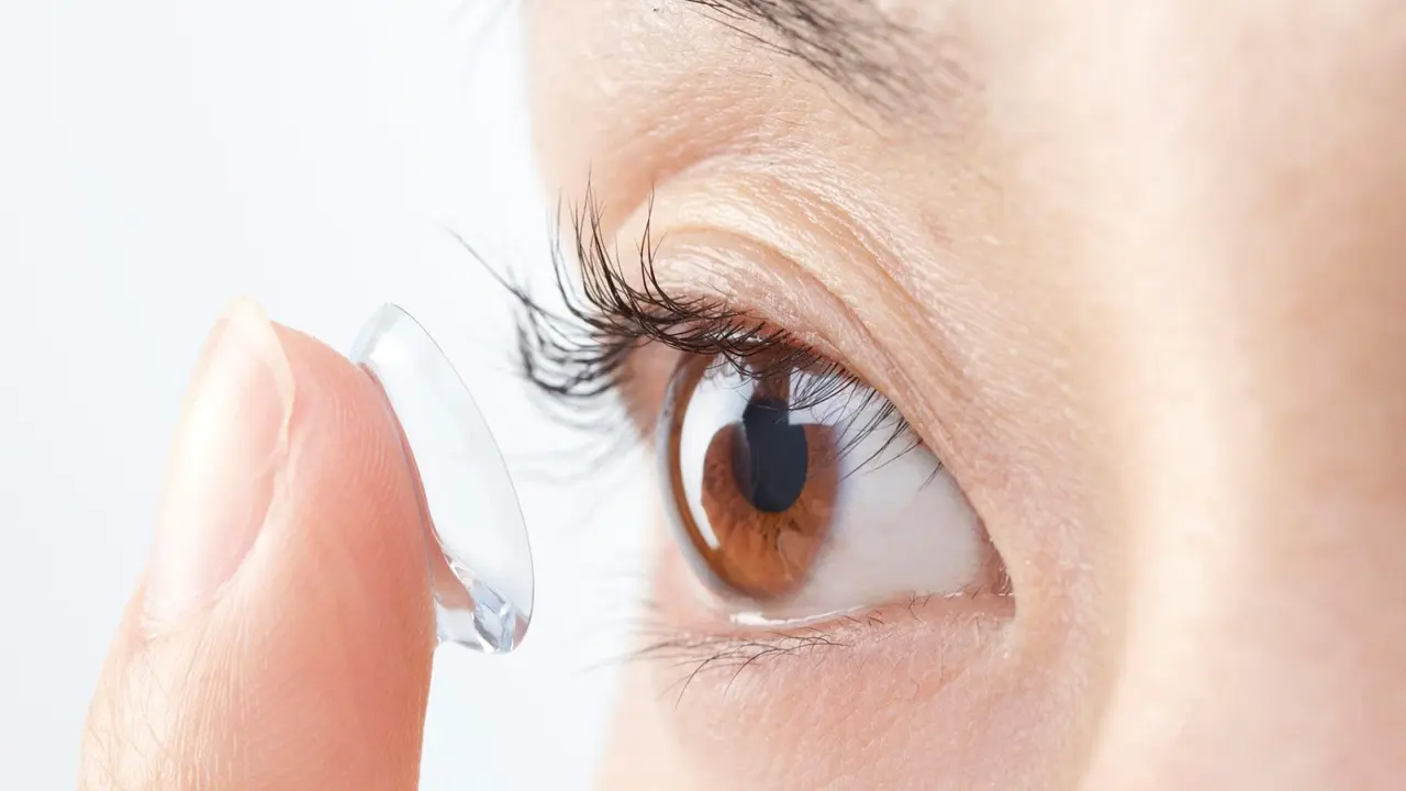 ilustrasi menggunakan softlens saat memakai masker/pexels