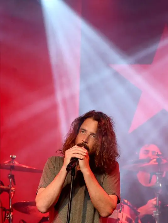 Chris Cornel merupakan salah satu penyanyi legend yang telah berkiprah di dunia musik selama bertahun-tahun. Tak heran jika Chris juga memiliki banyak penggemar yang pastinya akan merasa kehilangan. Selamat jalan, Chris Cornell! (AFP/Bintang.com)