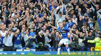 Pemain Everton, Steven Naismith, merayakan gol ketiganya ke gawang Chelsea dalam lanjutan Liga Premier Inggris di Stadion Goodison Park. Sabtu (12/9/2015). (EPA/Peter Powell)