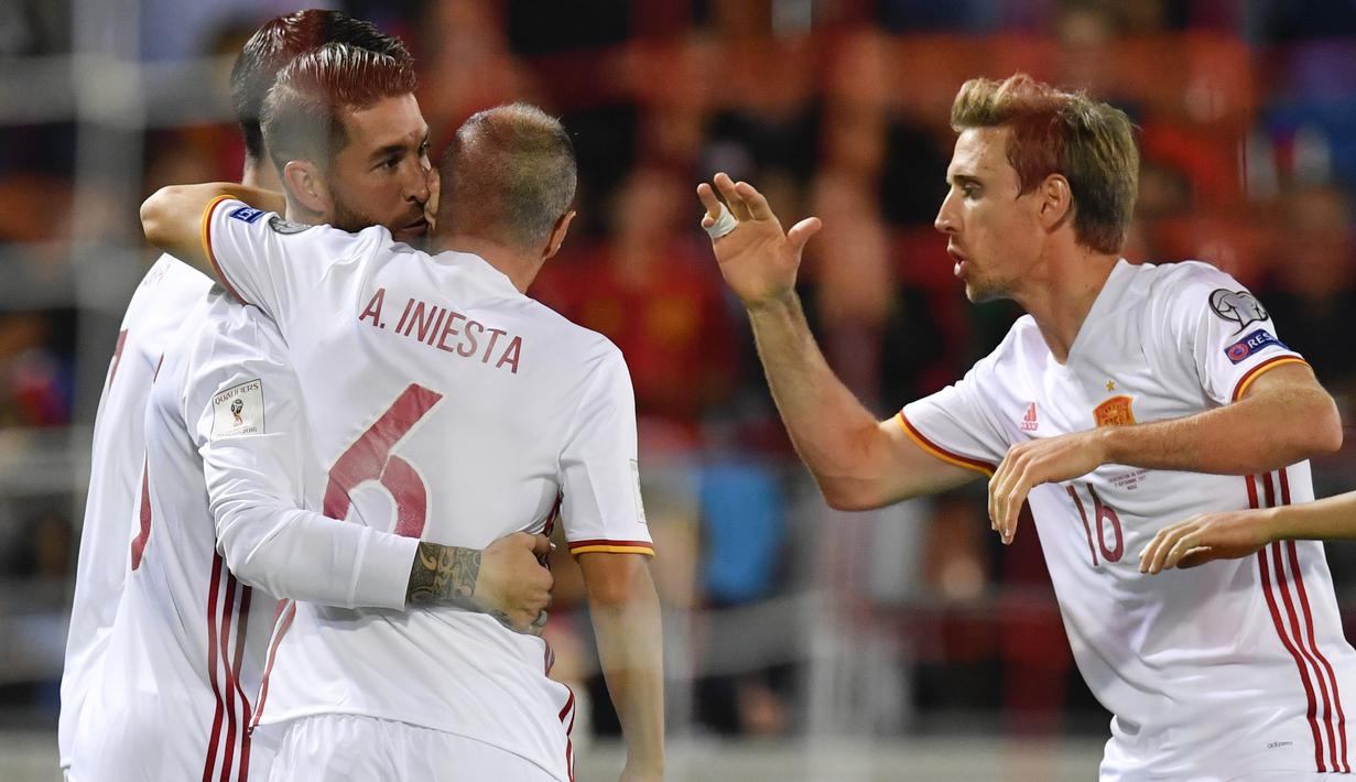 Para pemain Spanyol merayakan gol Sergio Ramos saat melawan Liechtenstein pada laga grup G kualfikasi Piala DUnia 2018 di Rheinpark Stadion, Vaduz, (5/9/2017). Spanyol menang 8-0. (Gian Ehrenzeller/Keystone via AP)