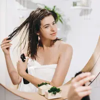 Urutan memakai masker rambut yang benar/copyright shutterstock