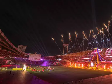 Suasana upacara penutupan SEA Games 2025 di Rajamangala Stadium, Bangkok, Thailand, Sabtu (20/12/2025). Upacara penutupan SEA Games 2025 Thailand menandai berakhirnya pesta olahraga terbesar se-Asia Tenggara yang berlangsung sejak 9 Desember 2025. (Bola.com/Bagaskara Lazuardi)