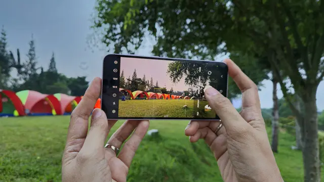 Memotret momen berkemah dengan Galaxy A35 5G
