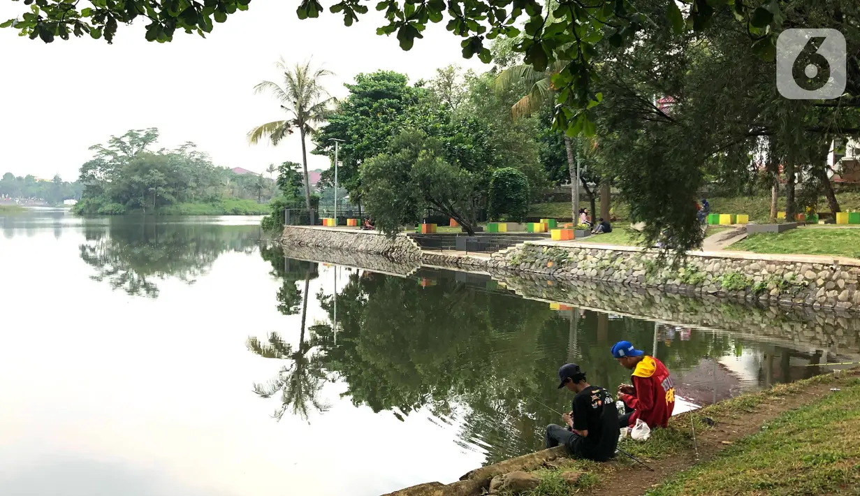 Warga beraktivitas di sekitar Setu Cibinong, Jawa Barat, Kamis (11/6/2020). Meskipun spanduk larangan penutupan telah dipasang, namun sebagian warga tetap nekat beraktivitas di kawasan tersebut untuk memancing ikan atau berekreasi. (Liputan6.com/Immanuel Antonius)