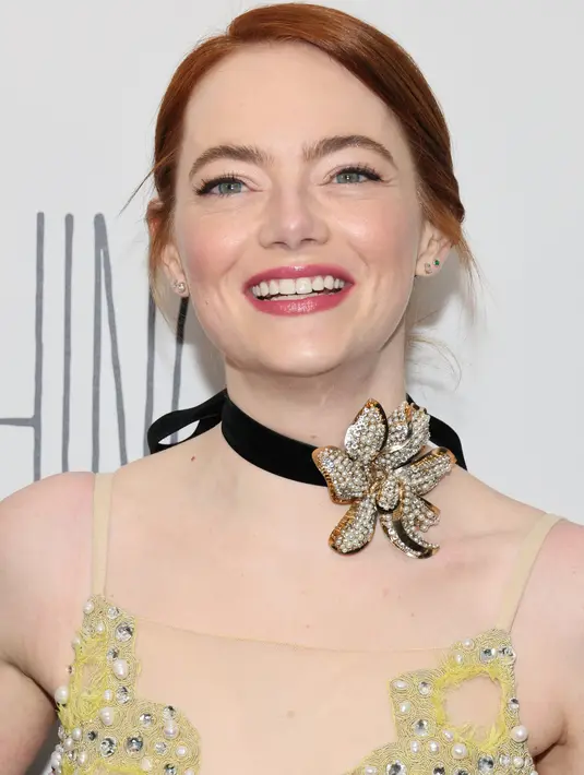 Emma Stone juga mewarnai rambutnya dari pirang kembali ke warna merahnya yang terkenal. (Dia Dipasupil / GETTY IMAGES NORTH AMERICA / Getty Images via AFP)