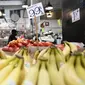 Pisang dijual di sebuah kios di dalam Grand Central Market di pusat kota Los Angeles, California, Amerika Serikat (AS), Jumat (11/3/2022). Ekonomi terbesar dunia itu terus dihantam oleh gelombang inflasi, yang diperkirakan akan memburuk akibat serangan Rusia ke Ukraina. (Patrick T. FALLON/AFP)