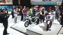Pengunjung melihat pameran Indonesia Motorcycle Show (IMOS) 2018 di JCC, Jakarta, Rabu (31/10). IMOS 2018 berlangsung pada 31 Oktober hingga 4 November 2018. (Liputan6.com/Angga Yuniar)