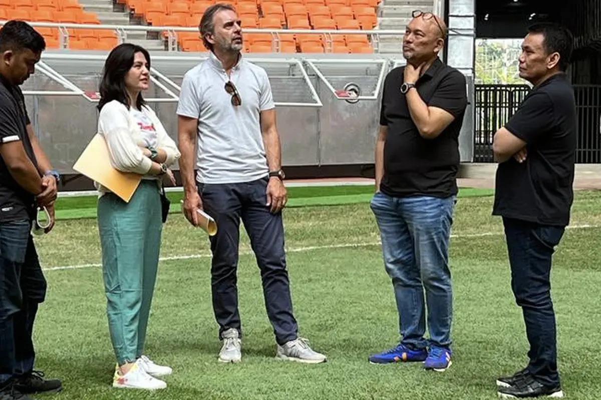 Perwakilan FIFA bersama Wakil Ketua PSSI, Ratu Tisha Destria, mengunjungi Jakarta International Stadium (JIS), Jakarta Utara.