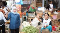 Calon Gubernur Jawa Timur nomor urut 2 Khofifah Indar Parawansa saat blusukan ke Pasar Sayur Magetan. (Ist).