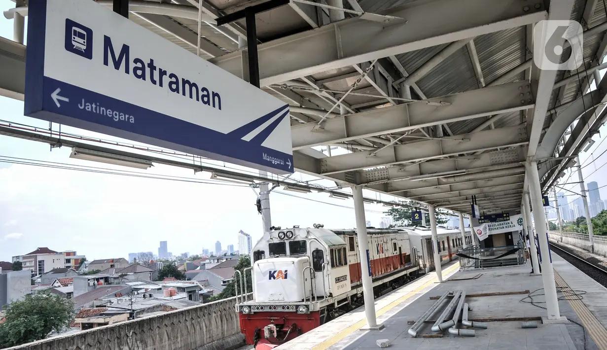 Kereta melintasi Stasiun Matraman yang sedang dalam pembangunan, Jakarta Timur, Kamis (23/12/2021). Balai Teknik Perkeretaapian Wilayah Jakarta Banten (BTPWJB) terus mengebut pembangunan Stasiun Matraman yang ditargetkan dapat beroperasi pada 2022 mendatang. (merdeka.com/Iqbal S. Nugroho)