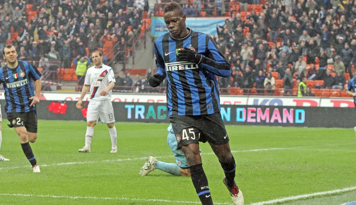 Saat bermain untuk Inter Milan, Mario Balotelli, tidak pernah takut menyatakan dirinya Milanisti, terbukti dia sering tampil dengan jersey AC Milan dihadapan publik. (EPA/Matteo Bazzi)