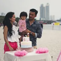 Awan kebahagiaan kini meliputi keluarga kecil Rio Dewanto dan Atiqah Hasiholan. Pasalanya buah hati mereka, Salma merayakan ulang tahun yang pertama pada 23 Juni lalu. (Foto: instagram.com/atiqahhasiholan)