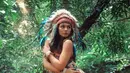 Jihan Almira juga pernah tampil dengan busana tradisional khas suku indian. Meski berlatar belakang bak hutan, Jihan tetap memesona dengan kulitnya yang eksotis. (Liputan6.com/IG/@jihanealmira)