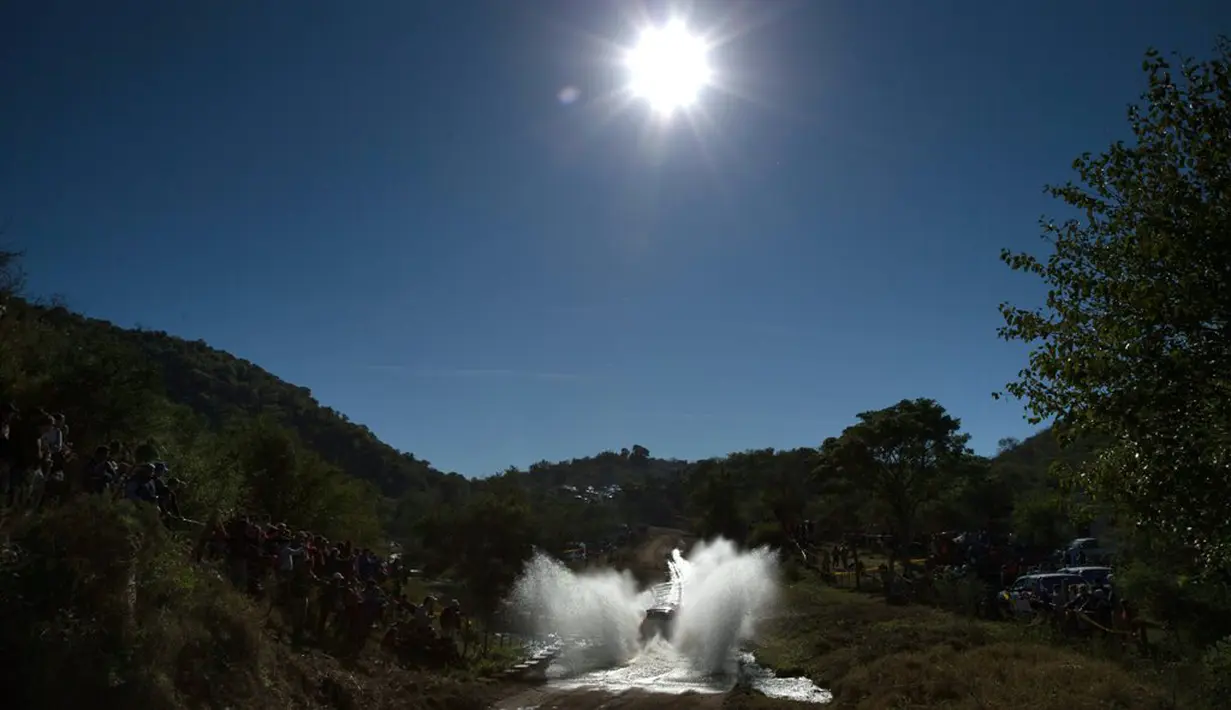 Pereli Argentina, Fernando Alvarez Castellano, beraksi melewati genangan air dalam SS4 Reli Argentina 2016 dekat Santa Rosa de Calamuchita, Cordoba, Argentina, (22/4/2016). (AFP/Diego Lima)