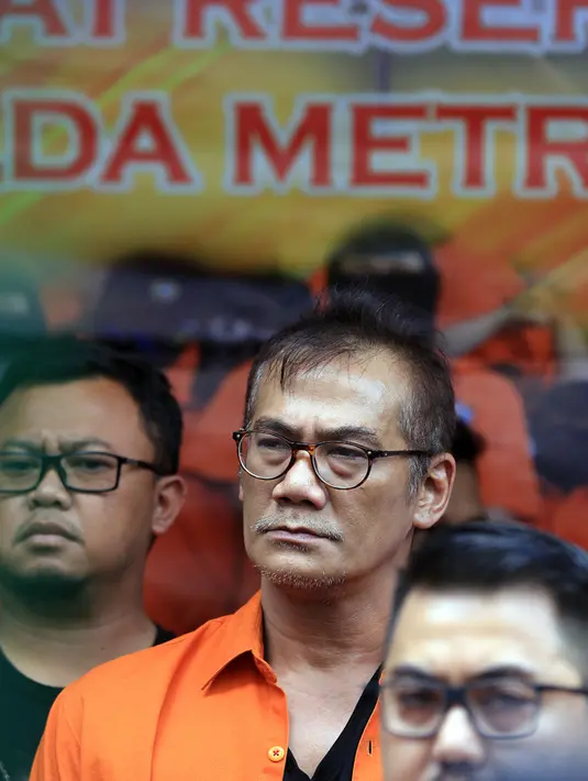 Tio ditangkap di kediamannya  kawasan Jakarta Selatan pada Selasa, 19 Desember 2017 pukul 23.45 WIB. Aktor senior itu kedapatan mengonsumsi narkoba. Aktor senior itu ditangkap berikut barang bukti. (Deki Prayoga/Bintang.com)