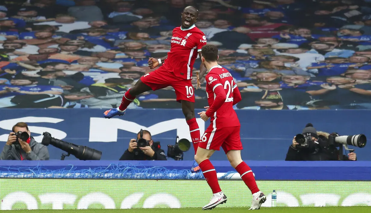Pemain Liverpool Sadio Mane (10) melakukan selebrasi usai mencetak gol ke gawang Everton pada pertandingan Liga Premier Inggris di Stadion Goodison Park, Liverpool, Inggris, Sabtu (17/10/2020). Pertandingan berakhir dengan skor 2-2. (Cath Ivill/Pool via AP)