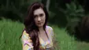 <p>Bak kembang desa, Nafa berfoto di sawah dengan mengenakan kebaya kutu baru colorfull dipadukan kain batik cokelat.&nbsp;@nafaurbach</p>