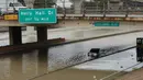 Sebuah kendaraan terendam air banjir di Houston, Texas, Amerika Serikat (AS), 22 September 2020. Badai tropis Beta yang membawa guyuran hujan ke Texas menyebabkan sejumlah titik di wilayah tersebut tergenang banjir. (Xinhua/Chengyue Lao)