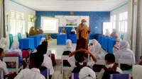 Sekolah SDN 7 Tilongkabila, Bone Bolango saat memberikan sosialisasi kepada anak didik terkait PHBS dan Vaksin Campak Rubella (Arfandi Ibrahim/Liputan6.com)