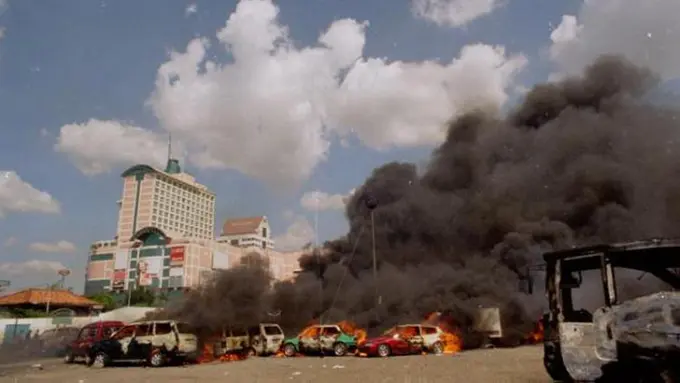 10 Foto yang Mengingatkan Generasi 90-an pada Kerusuhan Mei 98