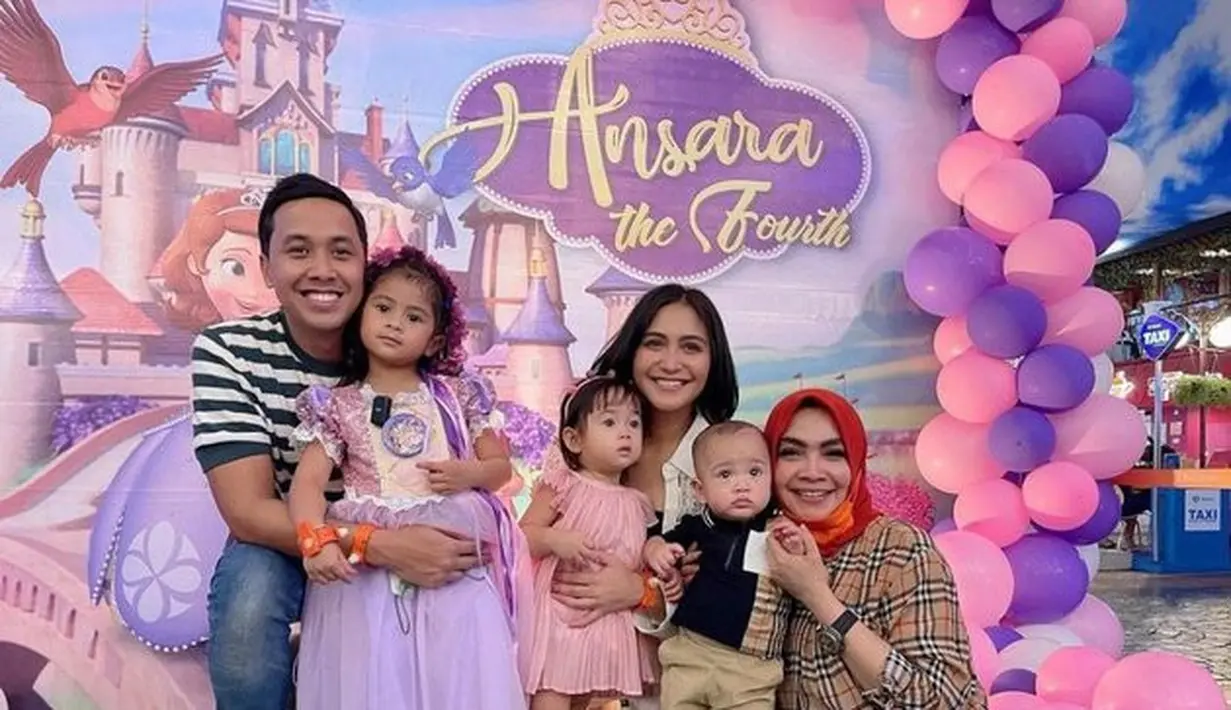 Namun sayang, orangtua Rafathar, Raffi Ahmad dan Nagita Slavina berhalangan hadir dalam acara ini.(Instagram@rieta_amilia)