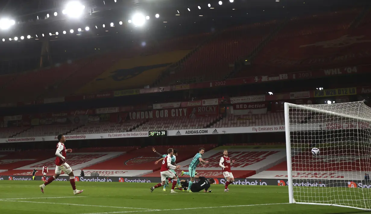 Pemain Liverpool Diogo Jota mencetak gol ke gawang Arsenal pada pertandingan Liga Inggris di Emirates Stadium, London, Inggris, Sabtu (3/4/2021). Liverpool membantai Arsenal dengan skor 3-0. (Catherine Ivill/Pool via AP)