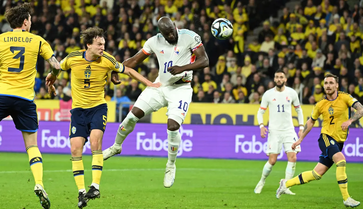 Ketiga gol Lukaku lagi-lagi mampu memenangkan duel dengan Ibrahimovic, yang menjadi seterunya pada laga Derbi della Madonnina. (AFP/Jonathan Nackstrand)